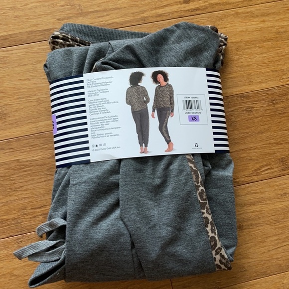 Pajama Set - Picture 2 of 10